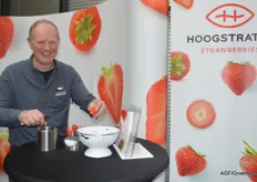 Action photo! Peter Rombouts of Coöperatie Hoogstraten removed the crwon from the strawberries.